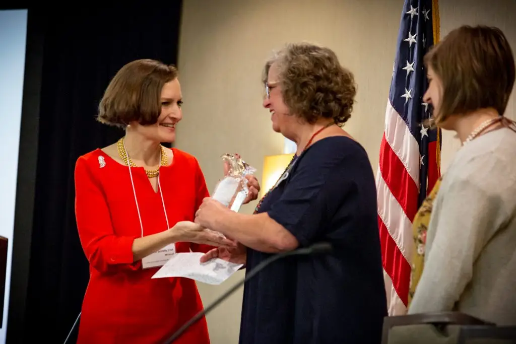 2018 - Becky Linton Young accepts "Fred Schlafly Award" for her father, Bill Linton.
